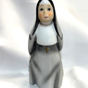 Geo Z Lefton K1428 Handpainted Porcelain Nun Figurine 5.5" tall